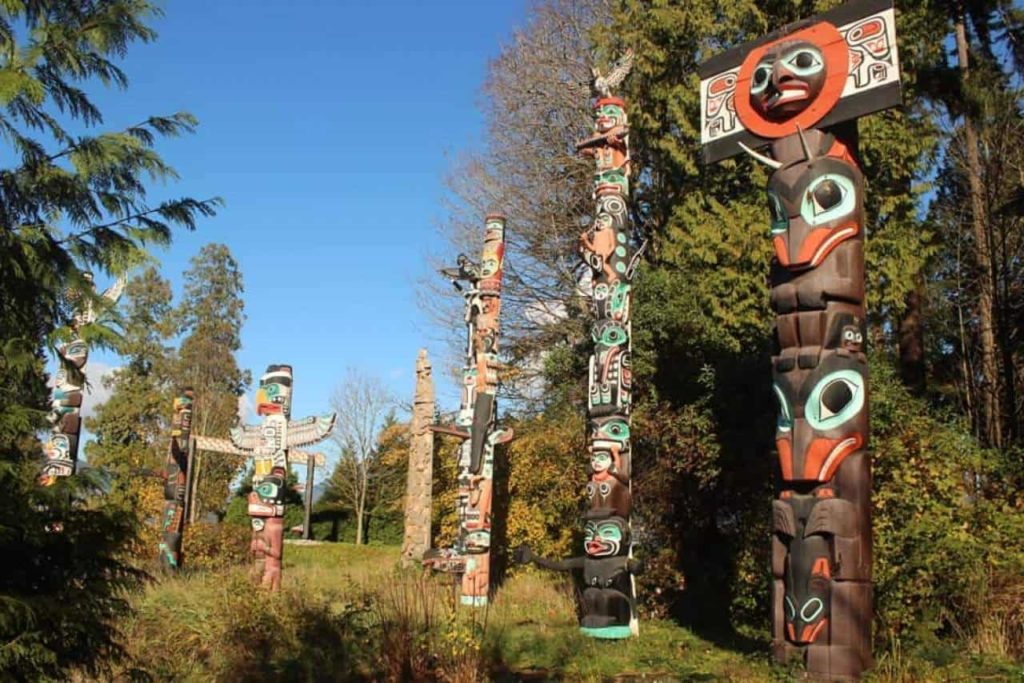 A Brief Overview of The Totem Poles in Stanley Park