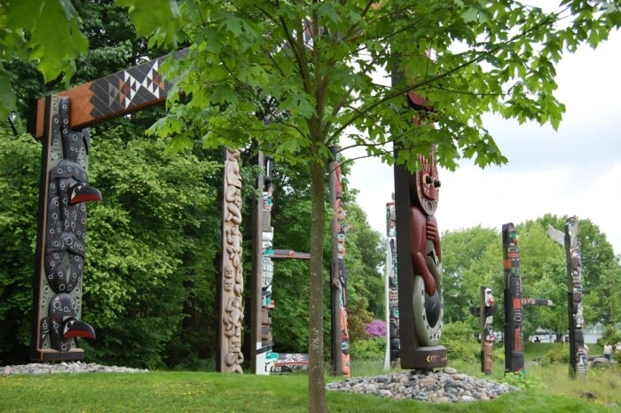 How many totem poles are in Stanley Park