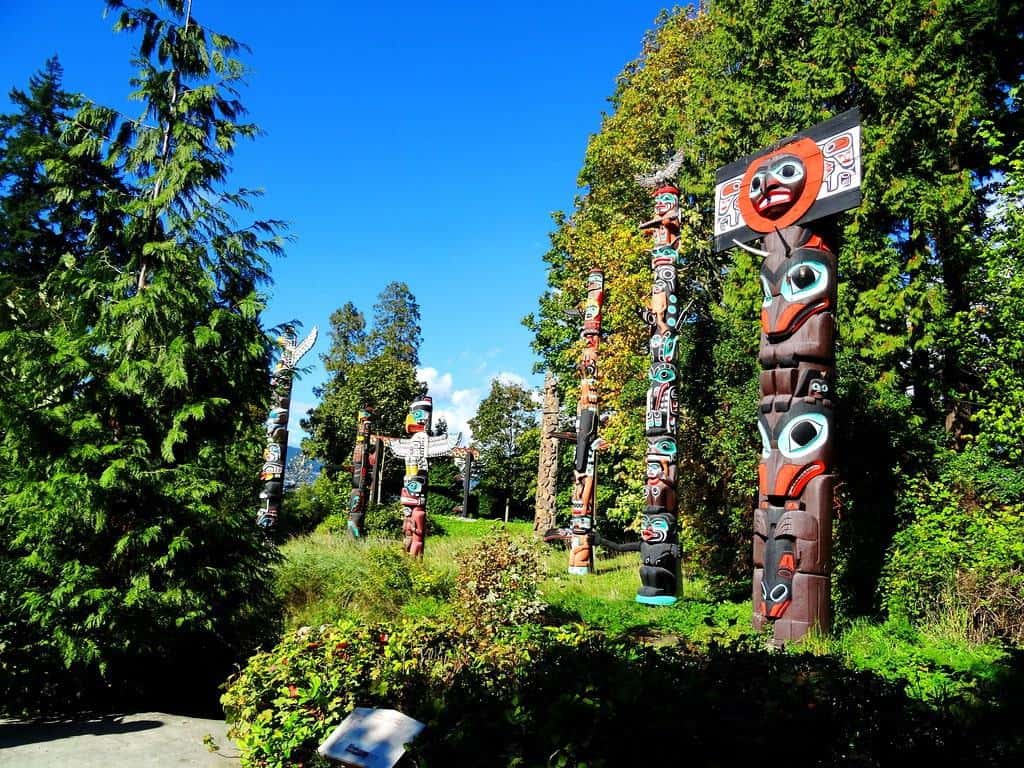 How many totem poles are in Stanley Park