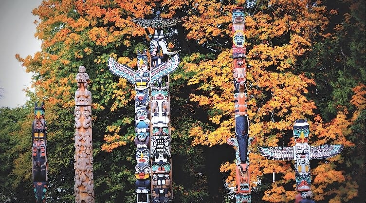 Where are the totem poles in Stanley Park located